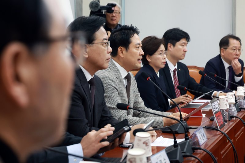 [서울=뉴시스] 고승민 기자 = 장동혁 국민의힘 대표가 8일 서울 여의도 국회에서 열린 최고위원회의에서 발언하고 있다. 2025.12.08. kkssmm99@newsis.com