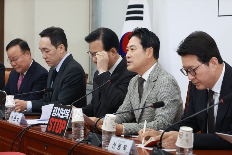 [서울=뉴시스] 고승민 기자 = 장동혁 국민의힘 대표가 8일 서울 여의도 국회에서 열린 최고위원회의에서 발언하고 있다. 2025.12.08. kkssmm99@newsis.com