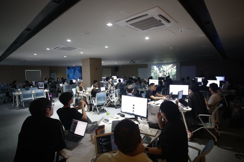 [부천=뉴시스] '인공지능(AI)영상교육센터부천'에서 AI 활용 영상 제작 강의가 이뤄지고 있다. (사진=부천시 제공) 2025.12.08. photo@newsis.com