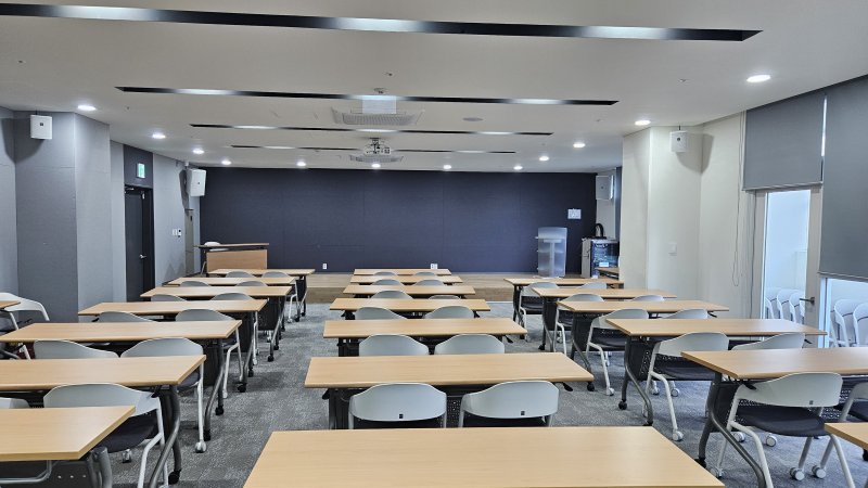 [성남=뉴시스] 경기 성남시 혁신지원센터 내 회의실 브릿지룸. (사진=성남시 제공) 2025.12.08. photo@newsis.com