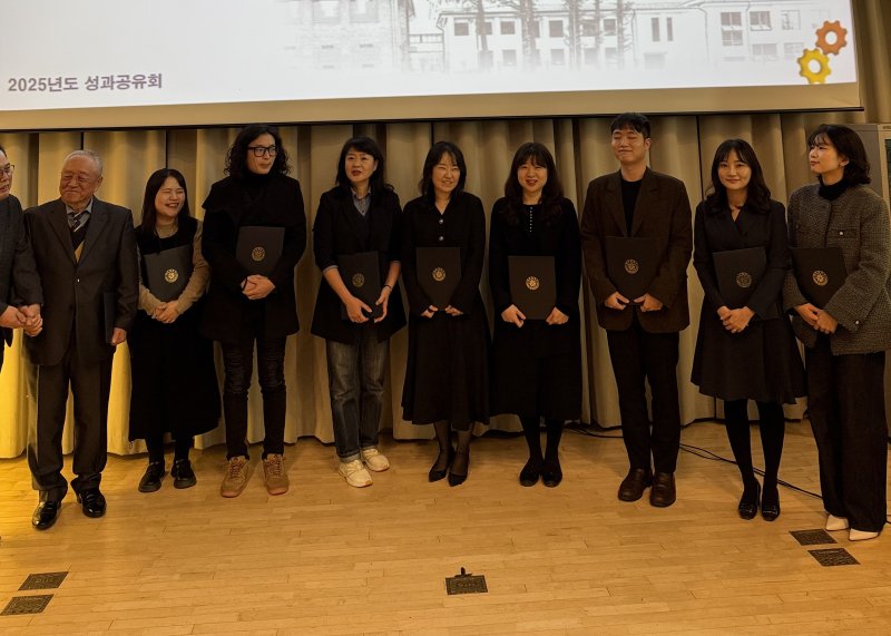 [세종=뉴시스]가스기술공사는 지난달 28일 커먼즈 필드 대전에서 열린 '2025년도 대전광역시 사회혁신센터 성과보고회'에서 가스기술공사 ESG총괄팀 송미경 대리가 사회혁신센터 사업추진 유공자로 선정됐다.(사진=가스기술공사 제공)