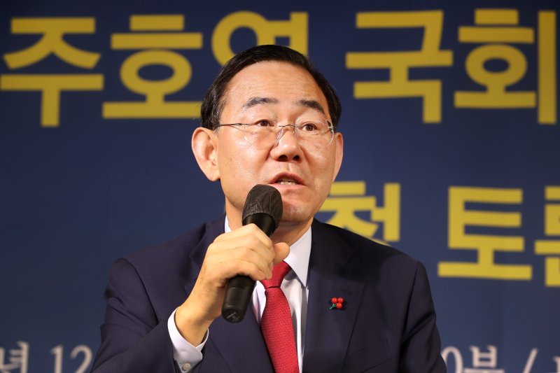 주호영 국회부의장(국민의힘 대구 수성구갑)이 8일 오전 대구 남구 이천동 대구아트파크에서 열린 아시아포럼21 정책토론회에 참석해 취재진 질문에 답하고 있다. 2025.12.8/뉴스1 ⓒ News1 공정식 기자