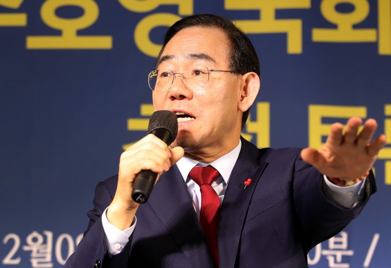 주호영 국회부의장(국민의힘 대구 수성구갑)이 8일 오전 대구 남구 이천동 대구아트파크에서 열린 아시아포럼21 정책토론회에 참석해 취재진 질문에 답하고 있다. 2025.12.8/뉴스1 ⓒ News1 공정식 기자