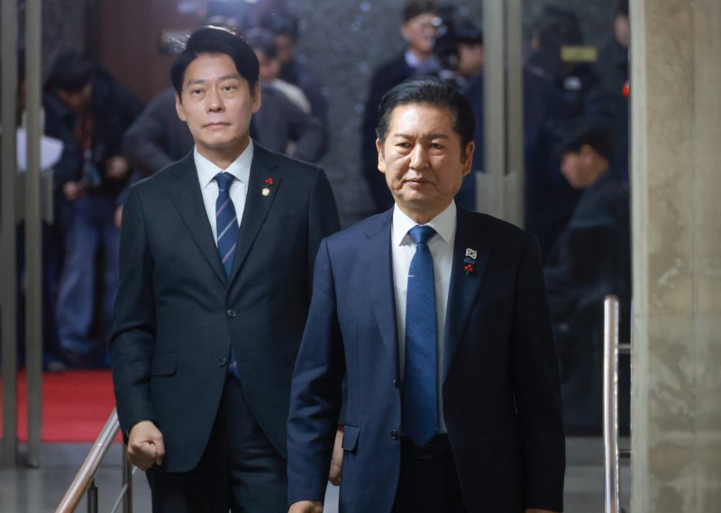 정청래 더불어민주당 대표가 8일 국회에서 열린 비공개 의원총회에 참석하고 있다. 연합뉴스