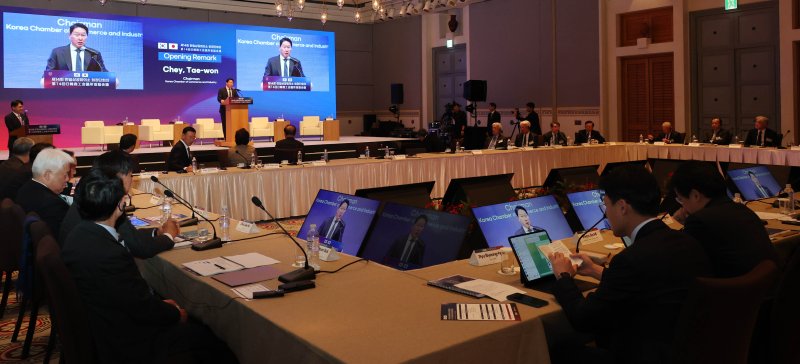 [서귀포=뉴시스]대한상공회의소는 8일 제주 신라호텔에서 일본상공회의소와 함께‘제14회 한일상공회의소 회장단 회의’를 개최했다. 최태원 대한상의 회장이 개회사를 하고 있다.(사진=대한상의 제공) photo@newsis.com *재판매 및 DB 금지