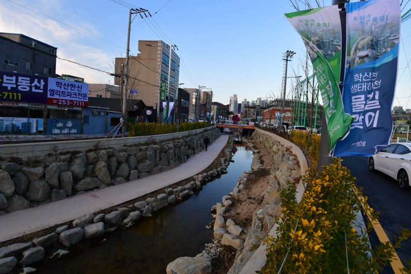 경북 포항시 북구 학산천이 생태하천 공사 착공 5년 만인 8일 동빈내항과 연결된다. ⓒ News1 최창호 기자