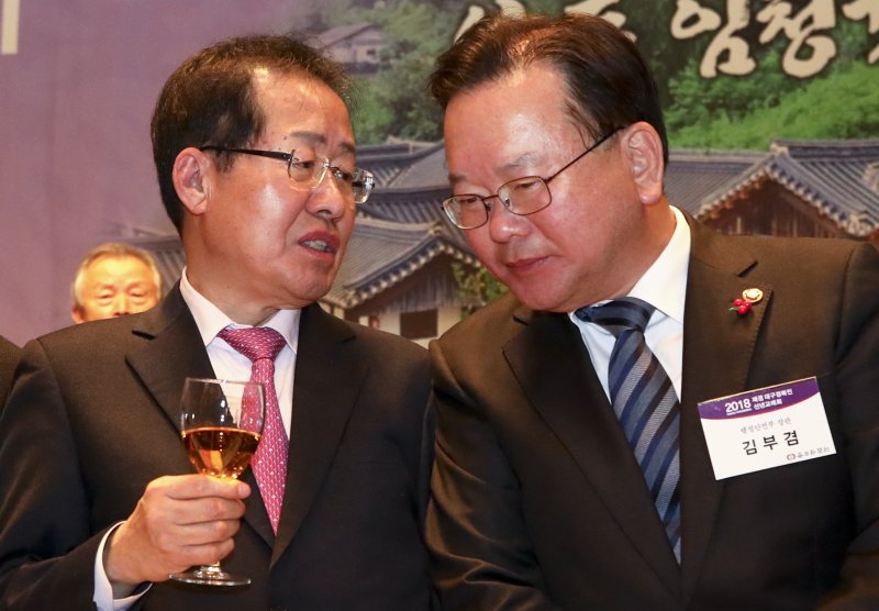 【서울=뉴시스】최진석 기자 = 자유한국당 홍준표 대표와 김부겸 행정안전부 장관이 8일 오후 서울 중구 프레스센터에서 열린 '2018 재경 대구경북 신년교례회'에 참석해 귀엣말을 나누고 있다. 2018.01.08. myjs@newsis.com