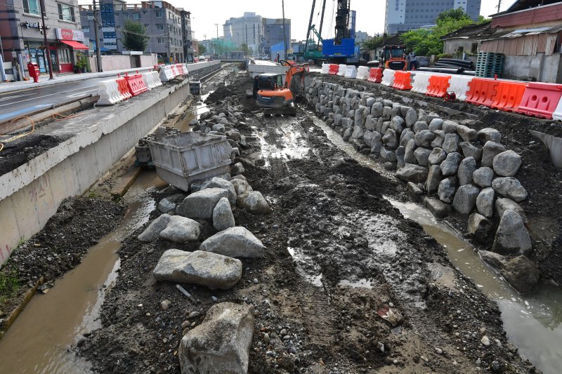 경북 포항시 북구 우현동 학산천 생태복원 사업이 순조롭게 진행되고 있다. 이곳에는 교량 7곳과 벽천, 조경석 등이 설치된다.2025.8.5/뉴스1 ⓒ News1 최창호 기자