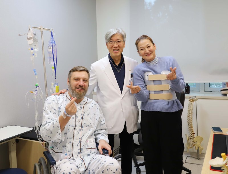 [부천=뉴시스]정일형 기자 = 알렉세이(좌측부터), 임수빈 순천향대 부천병원 신경외과 교수, 아이나쉬. (사진=순천향대 부천병원 제공)