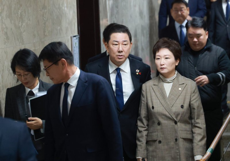 더불어민주당 김병기 원내대표와 이언주 최고위원이 8일 서울 여의도 국회에서 열린 비공개 정책의원총회에 참석하고 있다. 연합뉴스