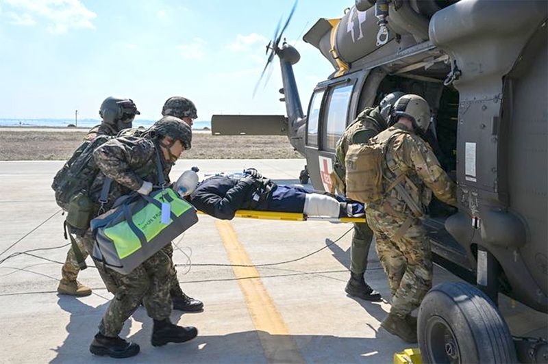 지난해 3월13일 서해 덕적도에서 자유의 방패(FS) 연습 일환으로 진행된 전시 한미 연합 의무지원훈련에서 해군 2함대 군 의료진이 중증 외상환자를 국군대전병원으로 후송하기 위해 미군 탐색구조헬기(HH-60)에 탑승시키고 있다. 해군 제공