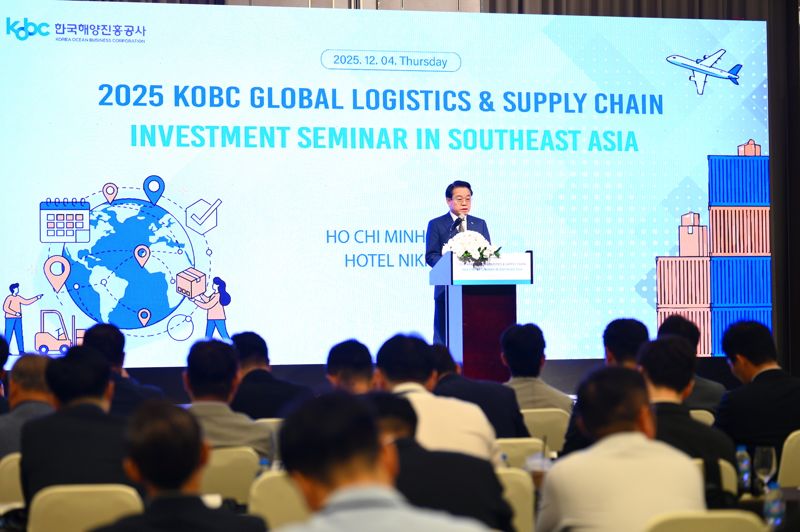 지난 4일 베트남 호치민 니코 호텔에서 열린 ‘글로벌 물류·공급망 투자지원 사업 설명회’에서 한국해양진흥공사 안병길 사장(맨 뒤)이 인사말을 전하고 있다. 한국해양진흥공사 제공