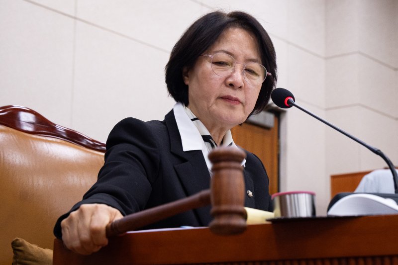 추미애 국회 법제사법위원장이 지난 3일 서울 여의도 국회에서 열린 제429회 국회(정기회) 법제사법위원회 제16차 전체회의에서 의사봉을 두드리고 있다. 2025.12.3/뉴스1 ⓒ News1 유승관 기자