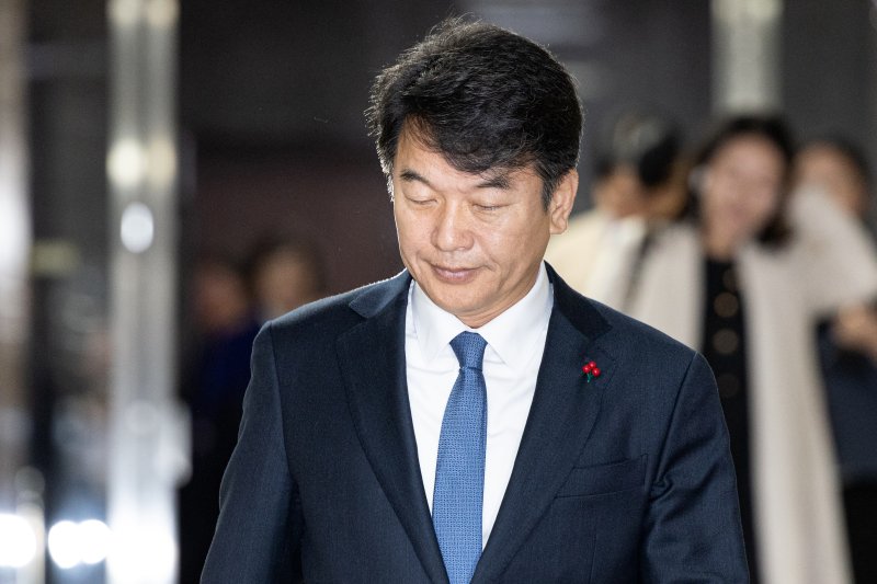 문진석 더불어민주당 원내수석부대표가 8일 서울 여의도 국회에서 열린 비공개 의원총회에 참석하고 있다. 뉴시스