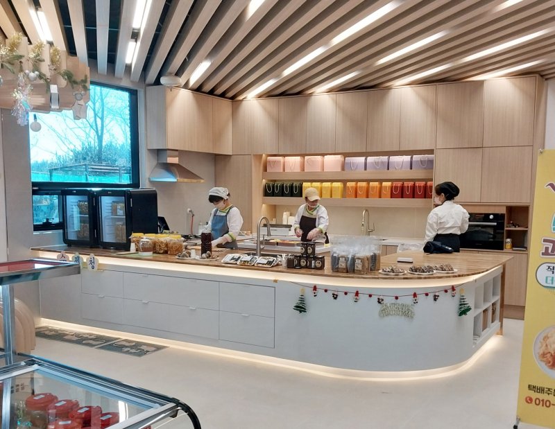 [태안=뉴시스] 충남 태안군이 지난 5일 개장한 군 로컬푸드직매장 내 지역 농업인이 직접 생산한 농산물 등을 즉석에서 가공해 판매하는 '농가주방' 모습. (사진=태안군 제공) 2025.12.08. photo@newsis.com *재판매 및 DB 금지