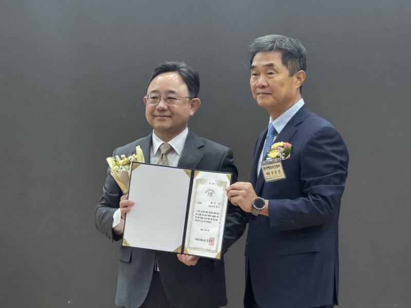 한동진 지슨 대표이사(왼쪽), 시상자 유문선 사단법인 한국 해킹보안협회 회장(오른쪽). (사진=지슨) *재판매 및 DB 금지