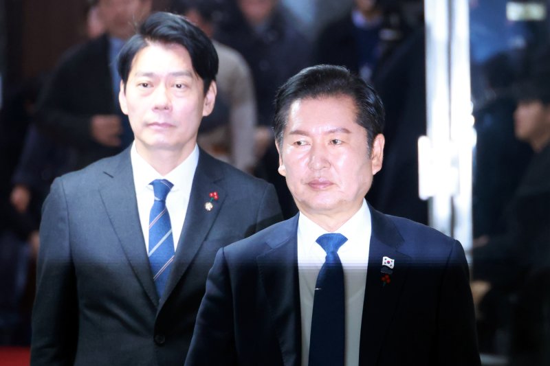 더불어민주당 정청래 대표가 8일 국회에서 열린 비공개 정책의원총회에 참석하고 있다. 연합뉴스