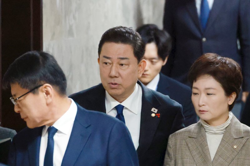 더불어민주당 김병기 원내대표가 8일 국회에서 열린 비공개 정책의원총회에 참석하고 있다. 연합뉴스