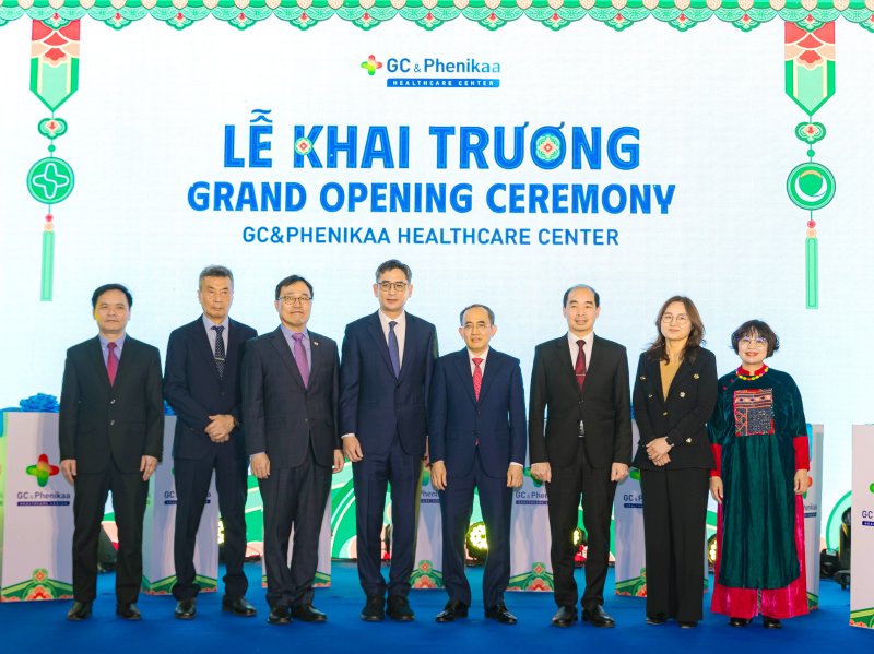 [서울=뉴시스] 왼쪽 세번째부터최영삼 주 베트남 대한민국 대사, 허용준 GC(녹십자홀딩스) 대표이사, 호 쑤언 낭 (Ho Xuan Nang) 페니카 그룹 회장, 응웬 딩 흥 (Nguyen Dinh Hung) 하노이 보건청 부청장 등이 'GC&페니카 헬스케어 센터' 개소식에서 기념촬영을 하고있다. (사진=GG 제공) 2025.12.08. photo@newsis.com *재판매 및 DB 금지