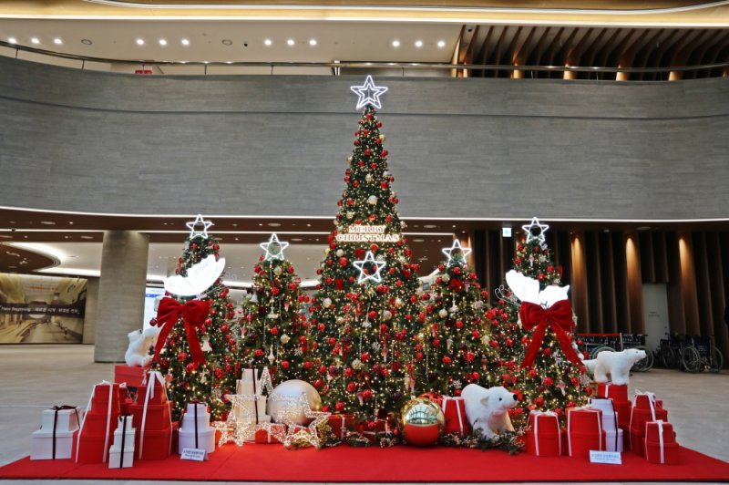 [천안=뉴시스] 순천향대천안병원 로비에 설치된 크리스마스 트리 모습. (사진=순천향대천안병원 제공) 2025.12.08 photo@newsis.com *재판매 및 DB 금지