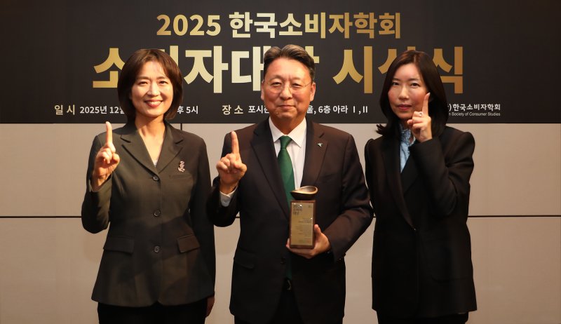하나금융그룹은 지난 5일 서울 포시즌스 호텔에서 열린 제18회 ‘2025 소비자대상’ 시상식에서 '하나더넥스트 내집연금'이 ‘금융솔루션 혁신 부문’을 수상했다고 밝혔다. 이날 시상식에 참석한 남궁원 하나생명 대표이사(사진 왼쪽 두번째)가 유현정 한국소비자학회 공동회장(사진 왼쪽 첫번째), 안희경 한국소비자학회 공동회장(사진 왼쪽 세번째)과 함께 기념촬영을 하고 있다. (하나금융그룹 제공)