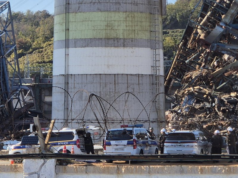 지난달 18일 오후 합동감식반이 경북 울산시 울산화력 붕괴 사고에 대한 정확한 원인 등을 조사하기 위한 합동감식을 하고 있다. 2025.11.18/뉴스1 ⓒ News1 박정현 기자