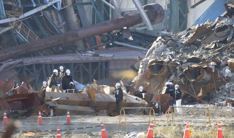 [울산=뉴시스] 배병수 기자 = 18일 오후 울산 남구 용잠동 한국동서발전 울산화력발전소 대형 구조물 붕괴현장에서 경찰, 국과수, 고용노동부, 산업안전보건공단이 합동 현장감식을 진행하고 있다.2025.11.18.bbs@newsis.com.