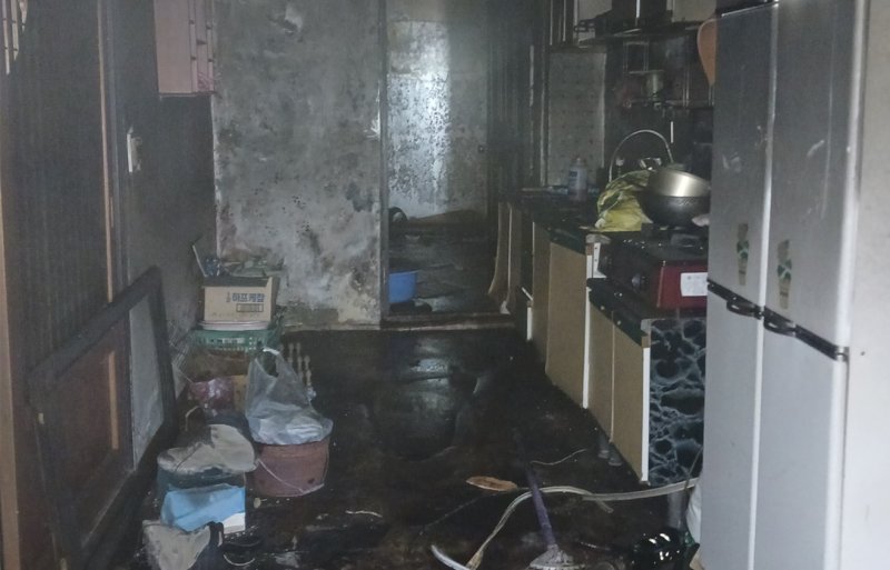 [포항=뉴시스] 7일 오후 7시14분께 경북 포항시 북구 용흥동의 한 주택에서 원인이 밝혀지지 않은 화재가 발생해 70대가 숨졌다. (사진=경북소방본부 제공) 2025.12.08. photo@newsis.com