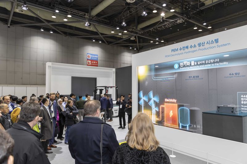 현대차그룹이 지난 4일부터 7일까지 경기도 고양 킨텍스에서 개최한 ‘월드 하이드로젠 엑스포 2025(WHE 2025)’에서 관람객들이 고분해전해질막(PEM) 수전해 수소 생산 시스템 관련 전시물을 둘러보고 있는 모습. 현대차그룹 제공.