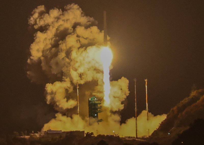 한국형 발사체 누리호(KSLV-Ⅱ)가 27일 새벽 전남 고흥군 나로우주센터에서 4차 발사를 맞아 우주로 날아오르고 있다. 차세대중형위성 3호(1기)를 비롯해 큐브위성 12기 등 총 13기의 위성을 실은 누리호는 오로라를 비롯한 우주환경 관측부터 항암제 연구 등 우주 바이오 실험까지 다양한 임무를 추진한다. 2025.11.27/뉴스1 ⓒ News1 안은나 기자