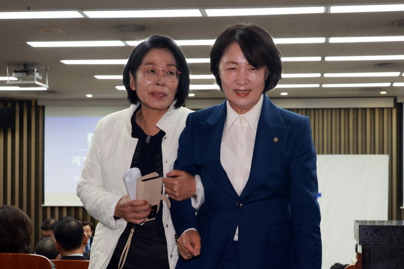 더불어민주당 추미애 법사위원장과 최민희 과방위원장이 8일 서울 여의도 국회에서 열린 의원총회에 참석하고 있다. 뉴시스