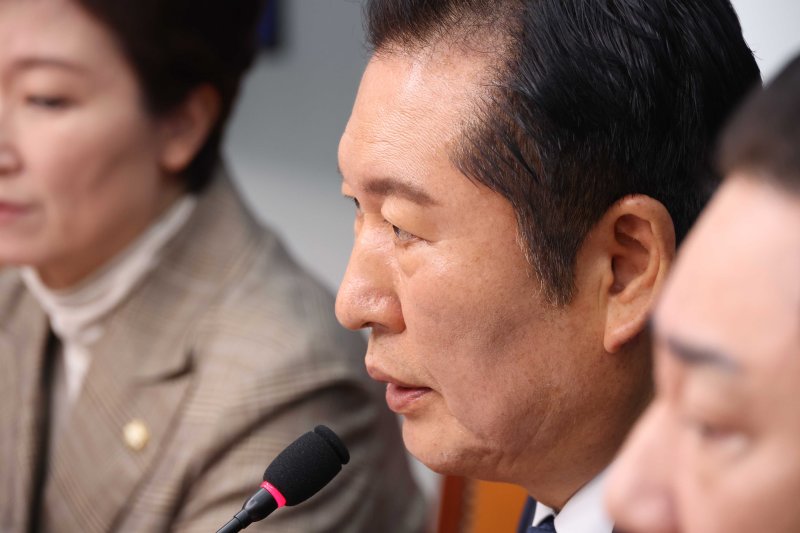 [서울=뉴시스] 조성봉 기자 = 정청래 더불어민주당 대표가 8일 오전 서울 여의도 국회에서 열린 최고위원회의에서 발언을 하고 있다. 2025.12.08. suncho21@newsis.com