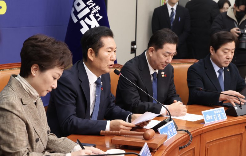 [서울=뉴시스] 조성봉 기자 = 정청래 더불어민주당 대표가 8일 오전 서울 여의도 국회에서 열린 최고위원회의에서 발언을 하고 있다. 2025.12.08. suncho21@newsis.com