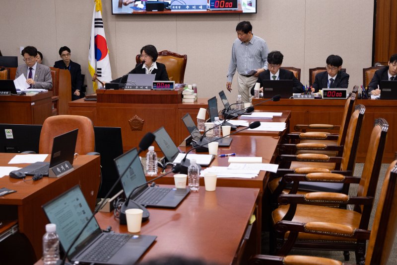 추미애 국회 법제사법위원장이 3일 서울 여의도 국회에서 열린 제429회 국회(정기회) 법제사법위원회 제16차 전체회의에서 의사봉을 두드리고 있다. 2025.12.3/뉴스1 ⓒ News1 유승관 기자