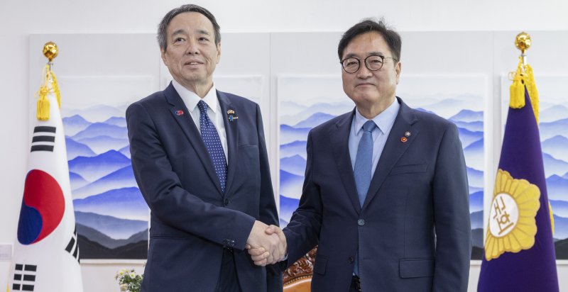 우원식 국회의장과 미즈시마 코이치 주한일본대사가 8일 국회 의장실에서 만나 악수하고 있다. 연합뉴스