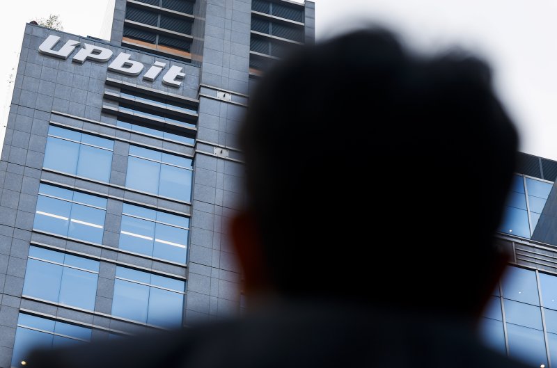 [서울=뉴시스] 정병혁 기자 = 두나무가 운영하는 가상자산 거래소 업비트에서 수백억원 상당 대규모 해킹 사고가 발생했다. 두나무는 "업비트에서 이날 새벽 4시42분쯤 솔라나 네트워크 계열 자산 일부(약 445억원 상당)가 내부에서 지정하지 않은 지갑 주소(알 수 없는 외부 지갑)로 전송된 정황을 확인했다"며 "추가적인 비정상 이체 사례가 발생하지 않도록 자산을 모두 안전한 콜드월렛으로 이전했다"고 밝혔다. 사진은 지난달 27일 서울 강남구 업비트 본사. 2025.11.27. jhope@newsis.com