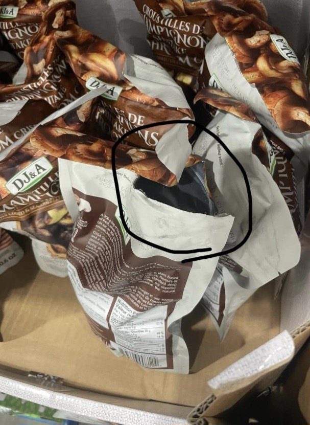 [서울=뉴시스]캐나다 코스트코에서 한국인 가족이 맛본 뒤 남긴 과자 봉지 모습.(사진출처: 스레드 캡처) 2025.12.08.