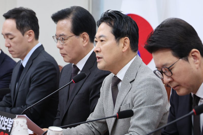 장동혁 국민의힘 대표와 송언석 원내대표가 8일 서울 여의도 국회에서 열린 최고위원회의에서 대화하고 있다.뉴스1