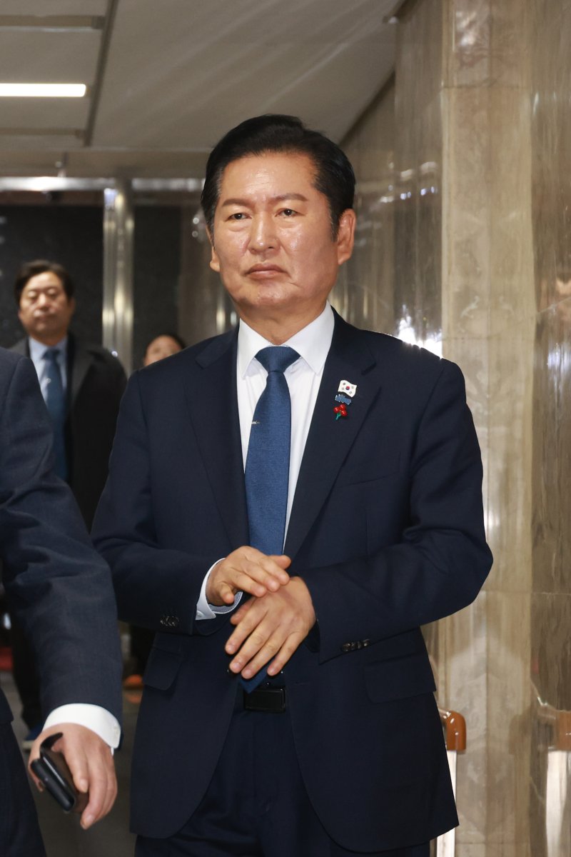 [서울=뉴시스] 고승민 기자 = 정청래 더불어민주당 대표가 8일 서울 여의도 국회에서 열린 의원총회에 참석하고 있다. 2025.12.08. kkssmm99@newsis.com