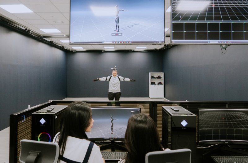 [용인=뉴시스]단국대 학생들이 바이오헬스플래닛에서 AI·로봇·IoT 기술을 활용한 체험을 진행하고 있다.(사진=단국대 제공) 2025.12.08. photo@newsis.com