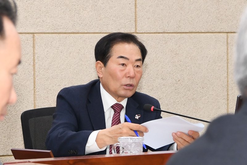 [창녕=뉴시스] 성낙인 군수가 2025년 하반기 민선 8기 공약사업 및 추진상황 보고회를 주재하고 있다. (사진= 창녕군 제공) 2025.12.08. photo@newsis.com *재판매 및 DB 금지