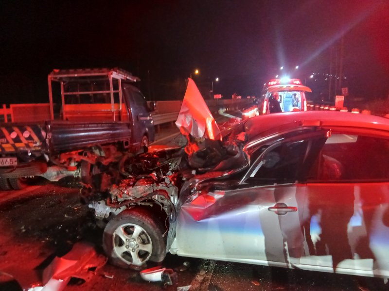 8일 오전 5시 49분쯤 충북 청주시 청원구 오창읍 한 도로에서 발생한 사고 현장.(청주동부소방서 제공. 재판매 및 DB금지)/뉴스1