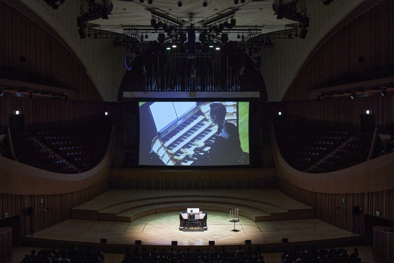 최수영 오르간 연주와 스크린에 비춘 모습