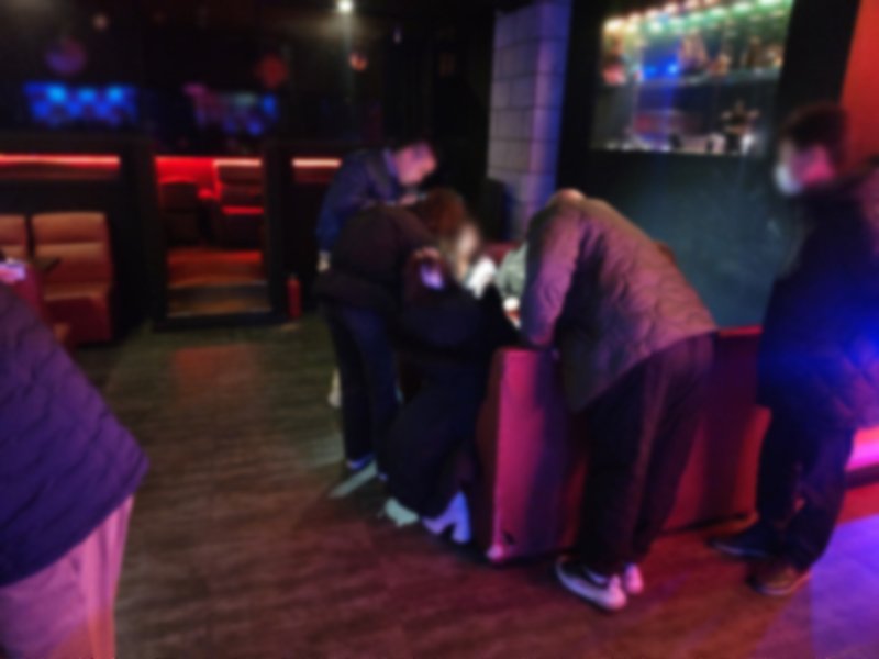 경찰이 부산의 외국인 전용 유흥업소 현장을 점검하고 있다.(부산경찰청 제공. 재판매 및 DB 금지)