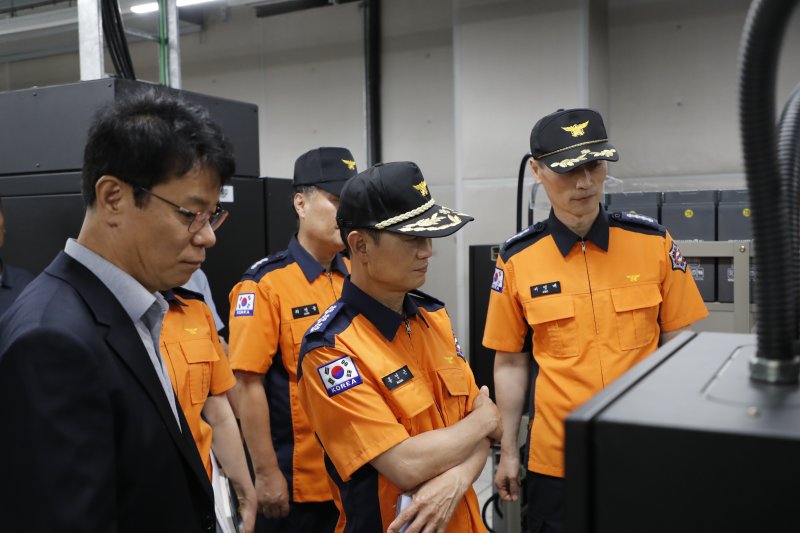 홍영근 서울소방재난본부장이 30일 서울 마포구 상암클라우드 데이터센터를 방문해 무정전 전원 공급장치(UPS)실을 점검하고 있다. (서울소방재난본부 제공. 재판매 및 DB 금지) 2025.9.30/뉴스1