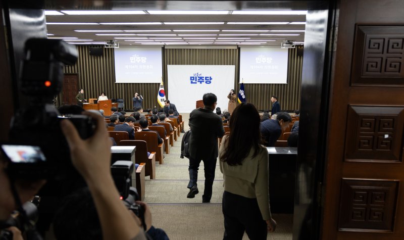 8일 서울 여의도 국회에서 더불어민주당 비공개 의원총회에 의원들이 참석해 있다. 뉴스1