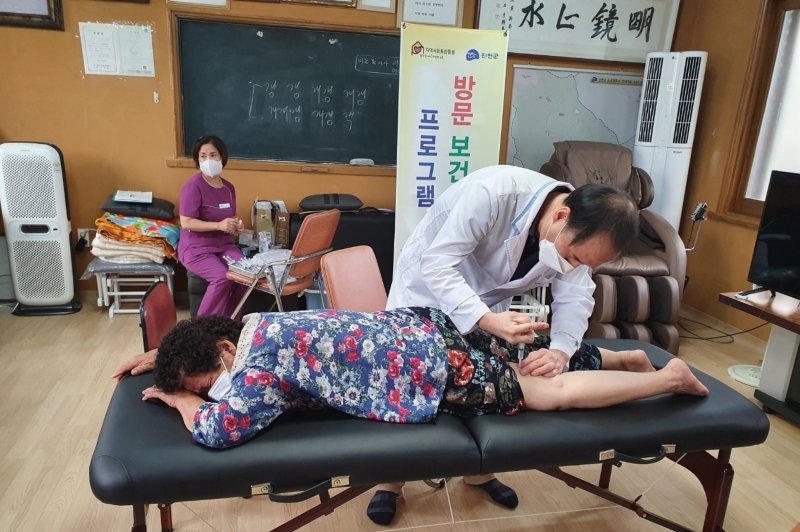 진천군 통합돌봄사업 중 하나인 방문 한의 진행 모습.(진천군 제공, 재판매 및 DB금지)/뉴스1