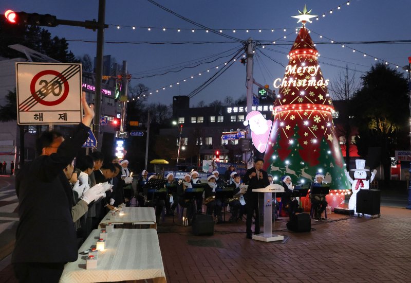 지난 7일 밤 강원 삼척의료원 앞에서 열린 크리스마스 트리 점등식.(삼척시 제공, 재판매 및 DB 금지) 2025.12.8/뉴스1