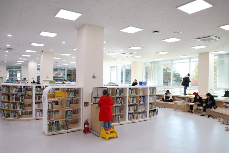 [김해=뉴시스]김해 칠암도서관 재개관. (사진=김해시 제공). 2025.12.08. photo@newsis.com