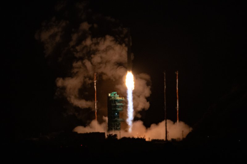 [여수=뉴시스] 황준선 기자 = 한국형 발사체 누리호가 27일 새벽 전남 고흥군 나로우주센터에서 발사되고 있다. 민간 기업인 한화에어로스페이스가 기술 이전을 통해 발사체 제작 전 과정을 주관한 누리호 4호기는 오로라·대기광 관측과 우주 자기장·플라스마 측정 등을 위한 위성 13기가 탑재됐다. 2025.11.27. hwang@newsis.com